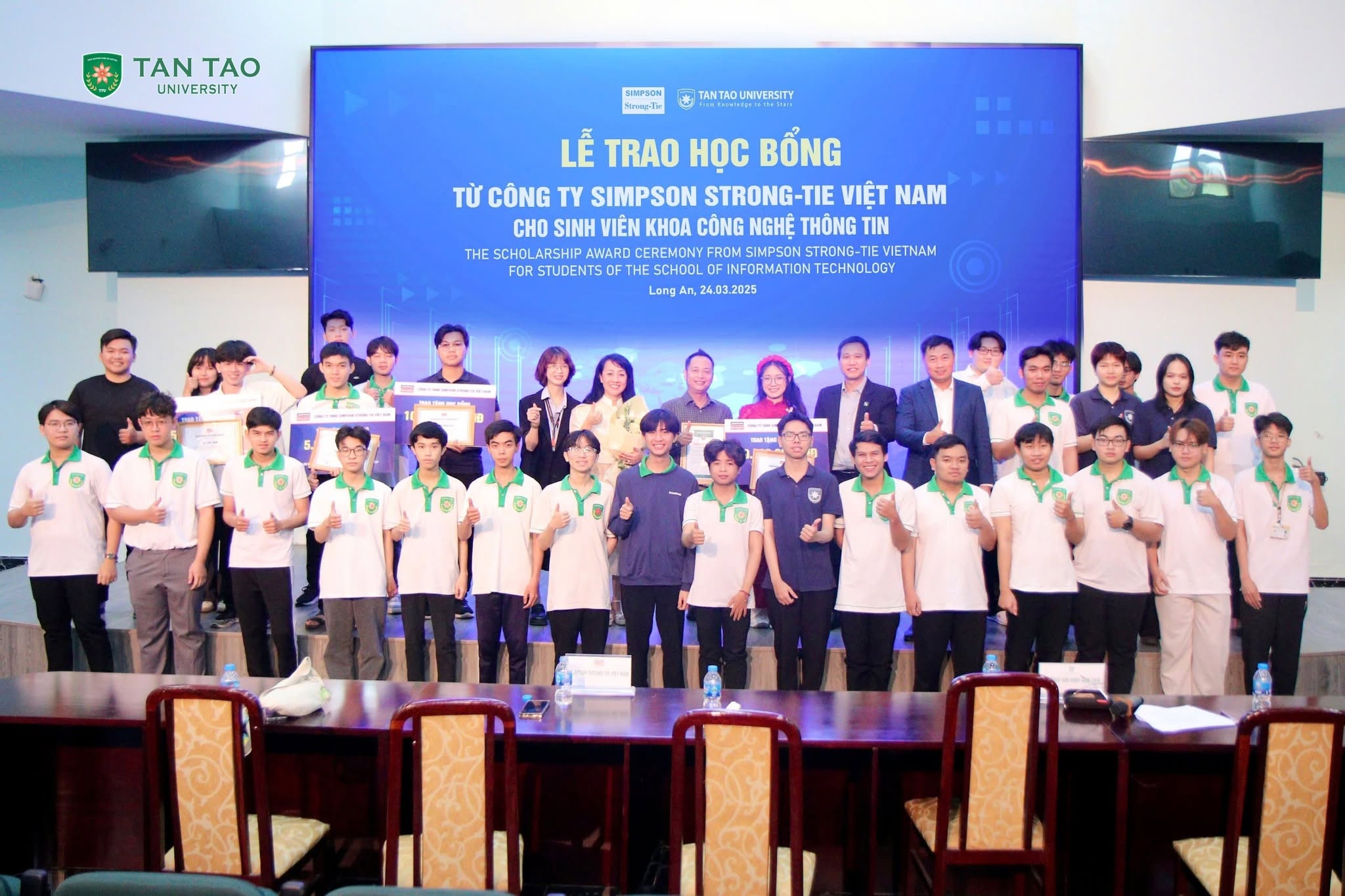 Nhận học bổng khuyến học của Công ty Simpson Strong-Tie Việt Nam 